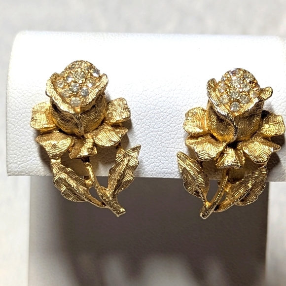 Vintage 60's/70's Goldette Floral Rhinestone Clip Earrings - Picture 9 of 9